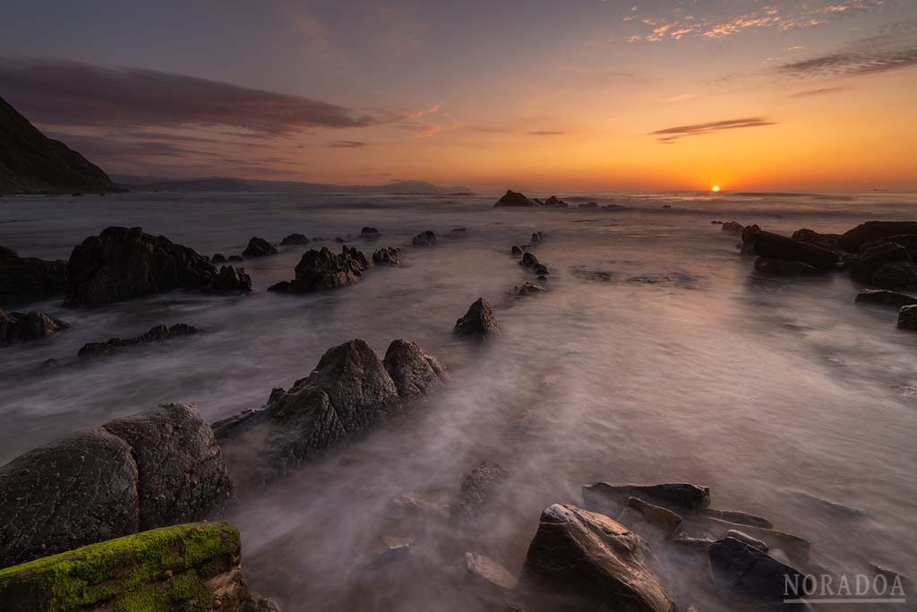 El sol se oculta por el horizonte en Barrika