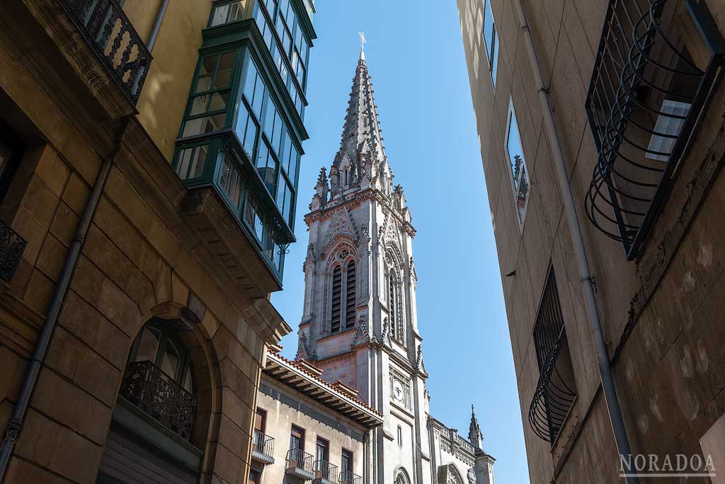 La Catedral de Santiago está situada en el Casco Viejo de la ciudad