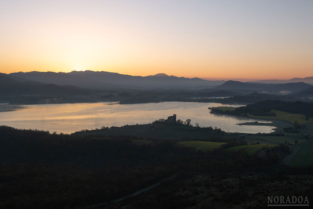 Vistas al amanecer desde el monte Santa Cruz con Nanclares de Gamboa/Langara Ganboa en primer plano