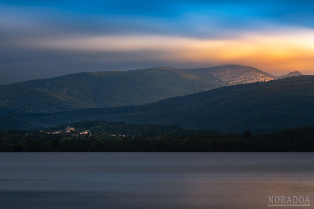 Embalse de Urrúnaga al amanecer con el monte Gorbea de fondo