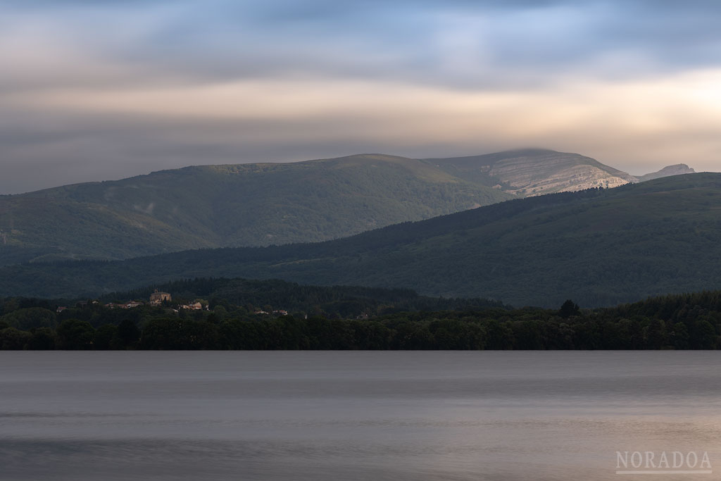 Embalse de Urrúnaga al amanecer con el monte Gorbea de fondo