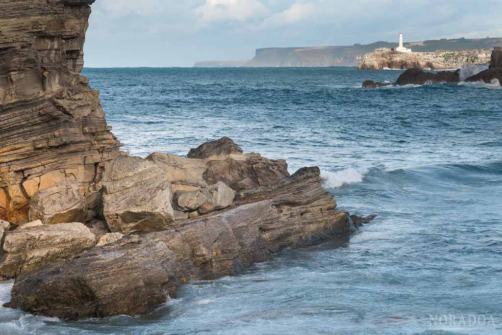 Playa del Camello con el faro de la isla de Mouro al fondo