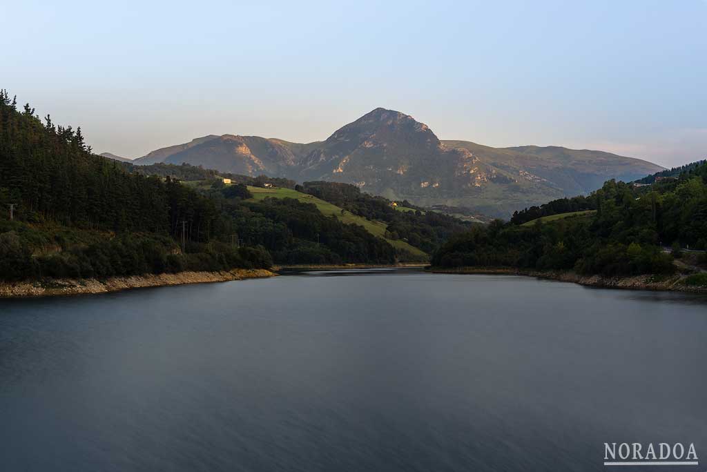 Embalse de Ibiur con el monte Txindoki de fondo