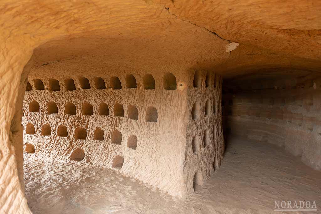 Hornacinas de las cuevas de Los Palomares en Nalda