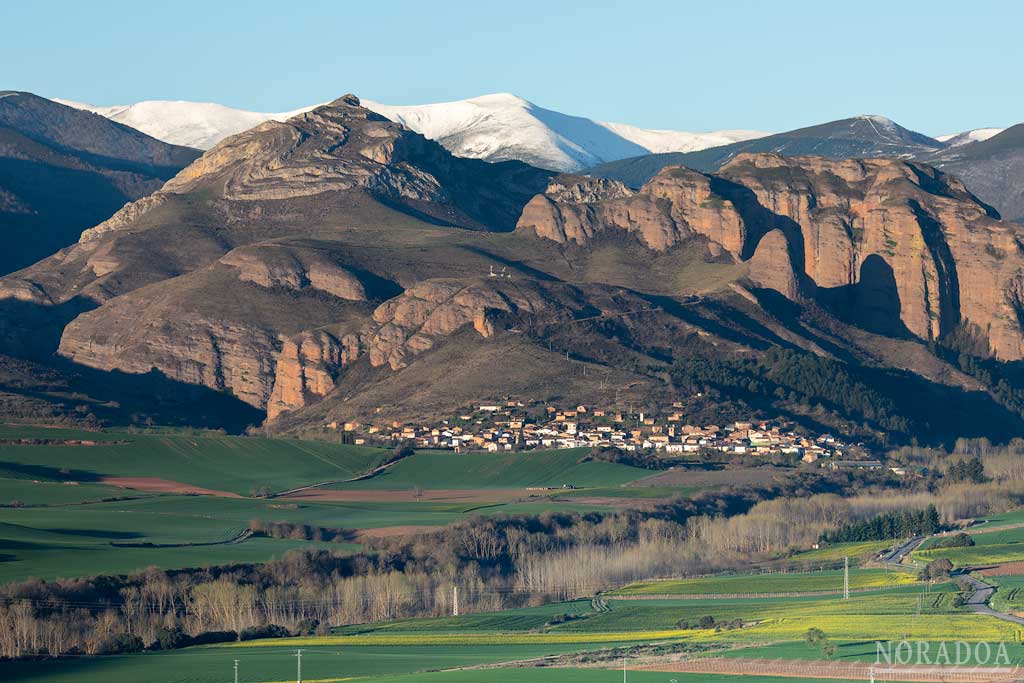 Peñas de Matute y Tobía con la sierra de la Demanda de fondo