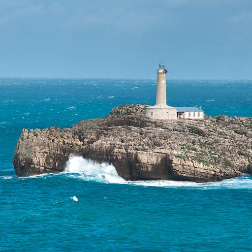 Faro de la isla de Mouro desde la península de La Magdalena
