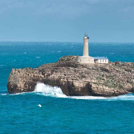 Faro de la isla de Mouro desde la península de La Magdalena