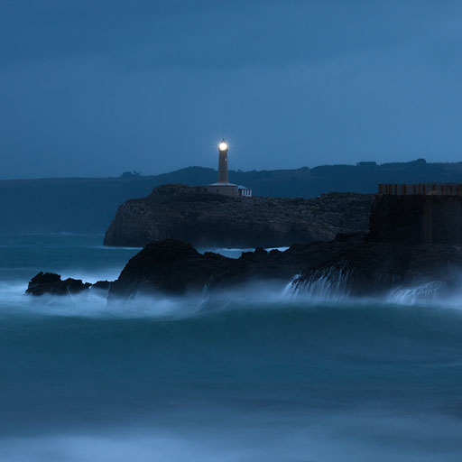 Faro de la isla de Mouro desde la playa del Camello