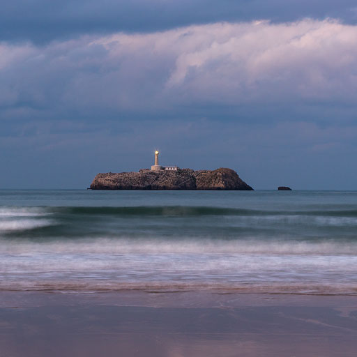 Faro de la isla de Mouro desde la playa de El Puntal