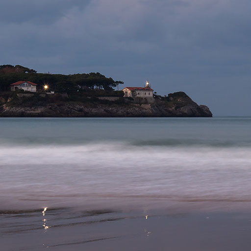 Faro de la punta de la Cerda desde la playa de El Puntal