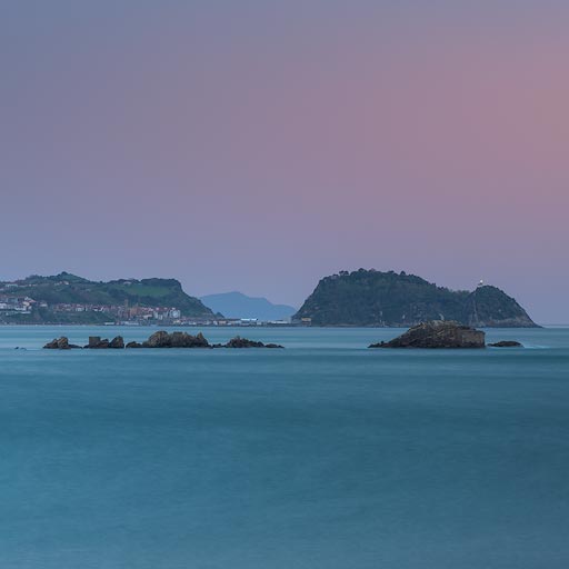 Getaria al amanecer visto desde el rompeolas de Orio