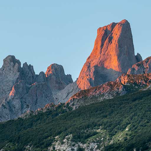 Naranjo de Bulnes al amanecer desde el mirador de Camarmeña