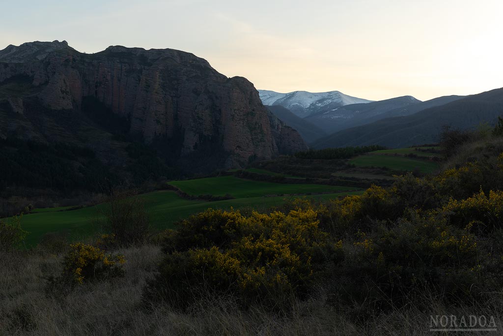 Peñas de Matute y Tobía al atardecer con la sierra de la Demanda de fondo