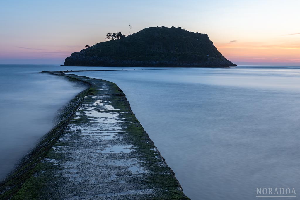 Camino a la isla de San Nicolás en Lekeitio