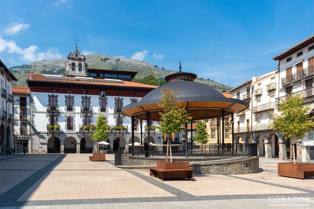 Plaza Nagusia de Azpeitia con el Ayuntamiento de fondo