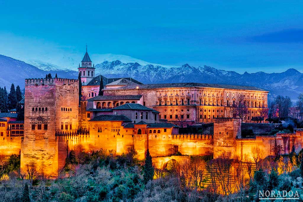 La Alhambra de Granada al anochecer