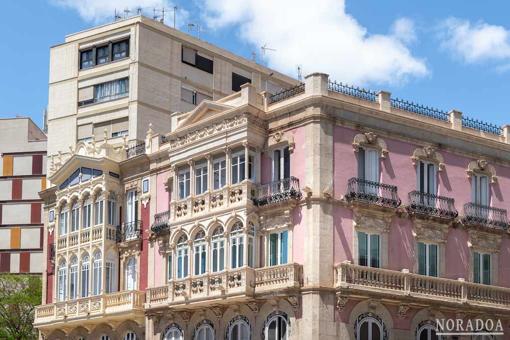 Arquitectura burguesa del siglo XIX en la Puerta de Purchena de Almeria