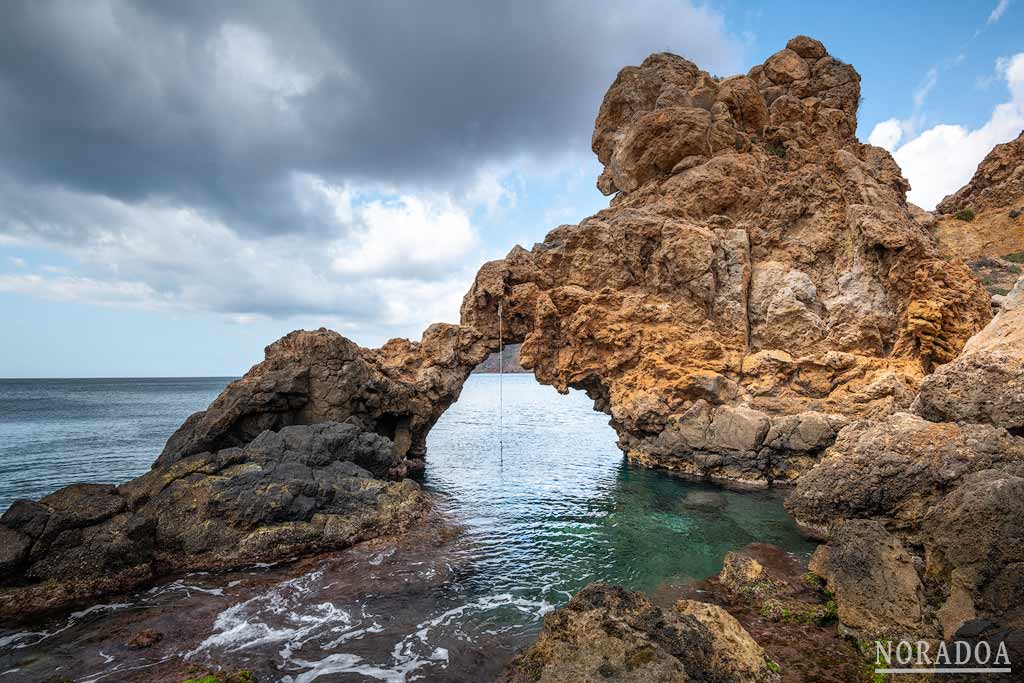 El arco de Amelia está situado muy cerca del pintoresco poblado de La Algameca Chica.