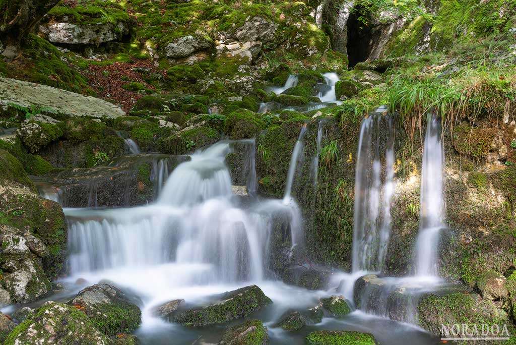 En la entrada de la cueva de Artzegi se forma una cascada