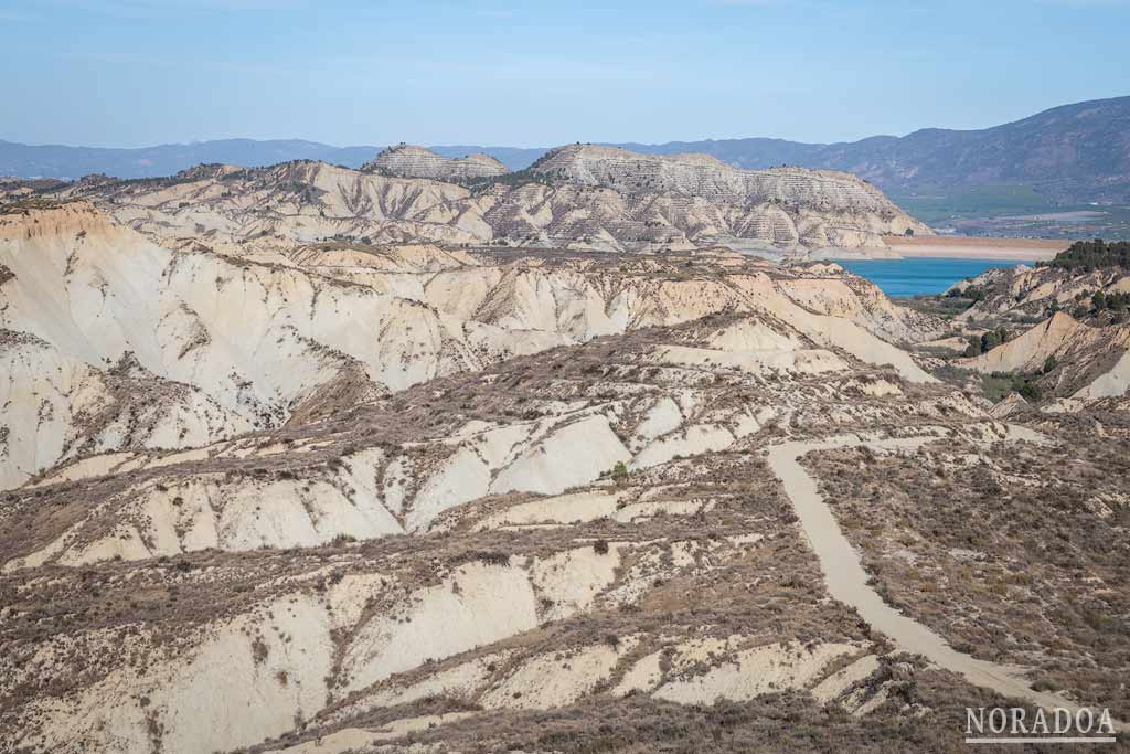 El Barranco de Gebas es una zona semidesértica de rocas esculpidas, chimeneas de hadas y ramblas