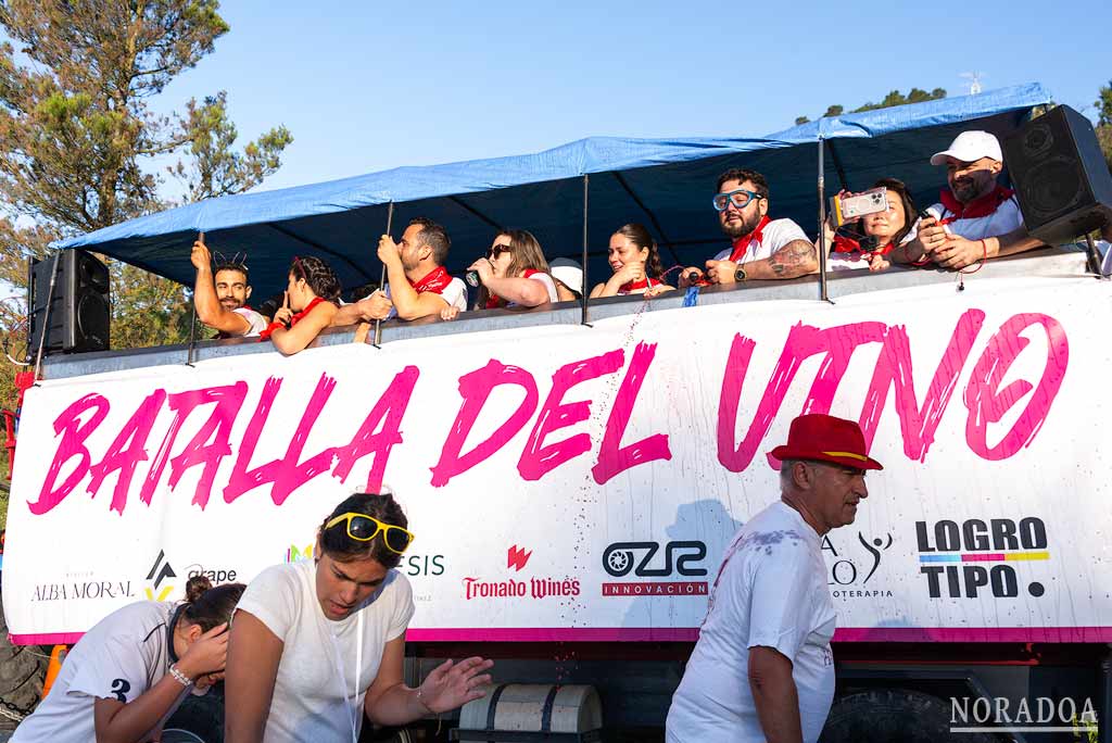 Llegando en remolque a la Batalla del Vino
