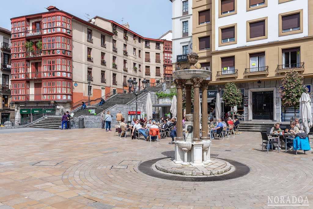 La Plaza Miguel Unamuno está situada en el Casco Viejo de Bilbao