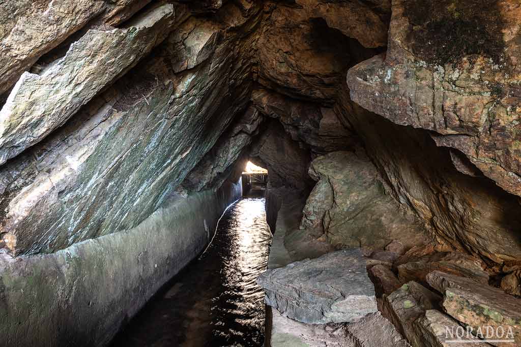 La canaleta atraviesa túneles excavados en la roca