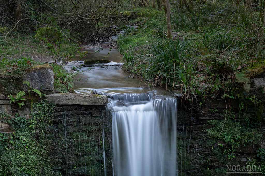 Pequeño salto de agua en el río Sastarrain, llegando a la cascada de Agireta