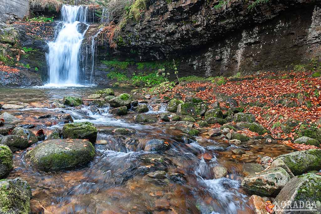 Cascadas de Puente Ra en otoño