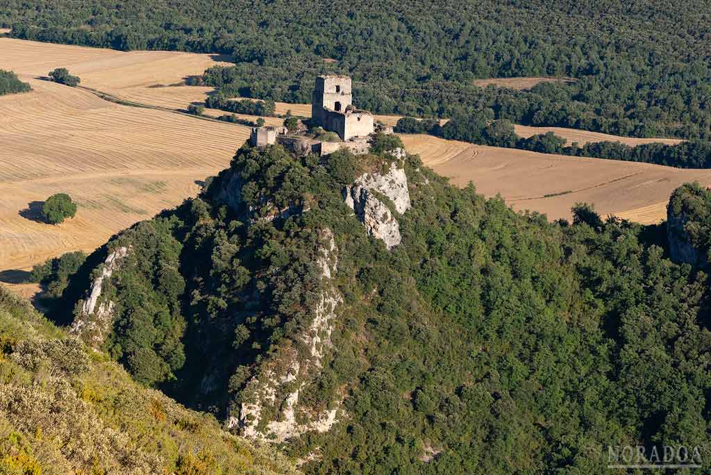 Panorámica con el castillo de Lanos en Ocio