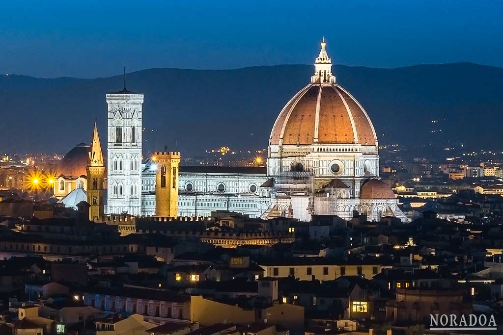 Catedral de Santa María del Fiore al anochecer