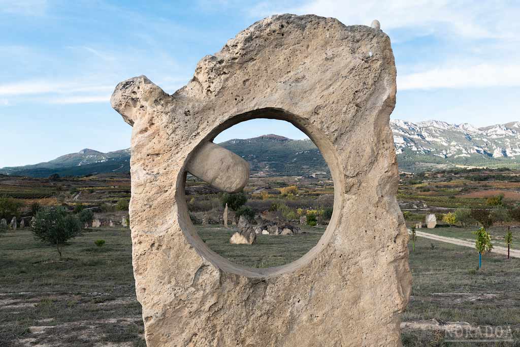 Escultura en Ibaola Harriak con la sierra de Cantabria de fondo