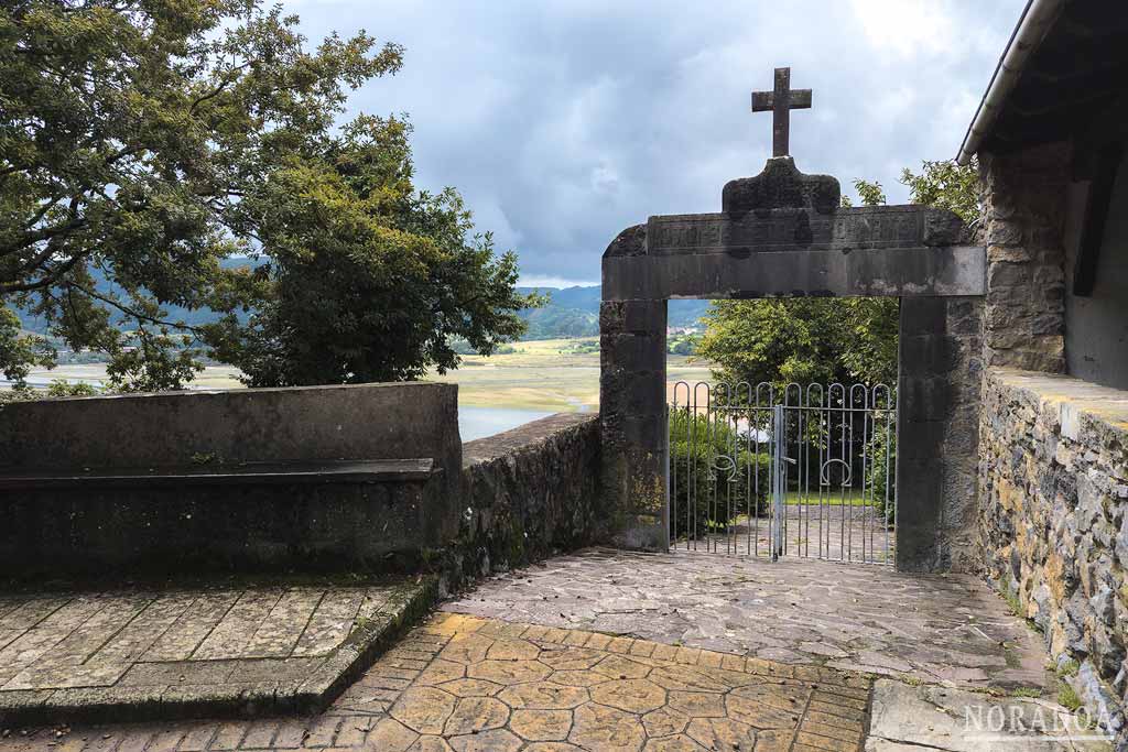 Puerta de entrada del cementerio de Kanala