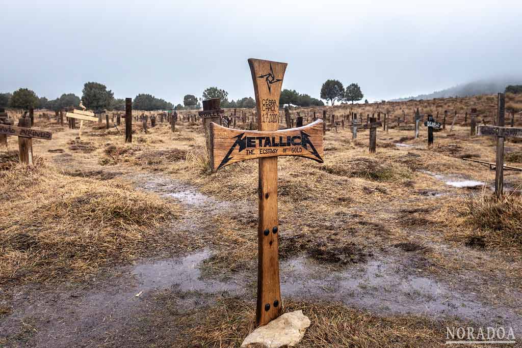 Más de 5.000 cruces de madera recrean el escenario original de la película