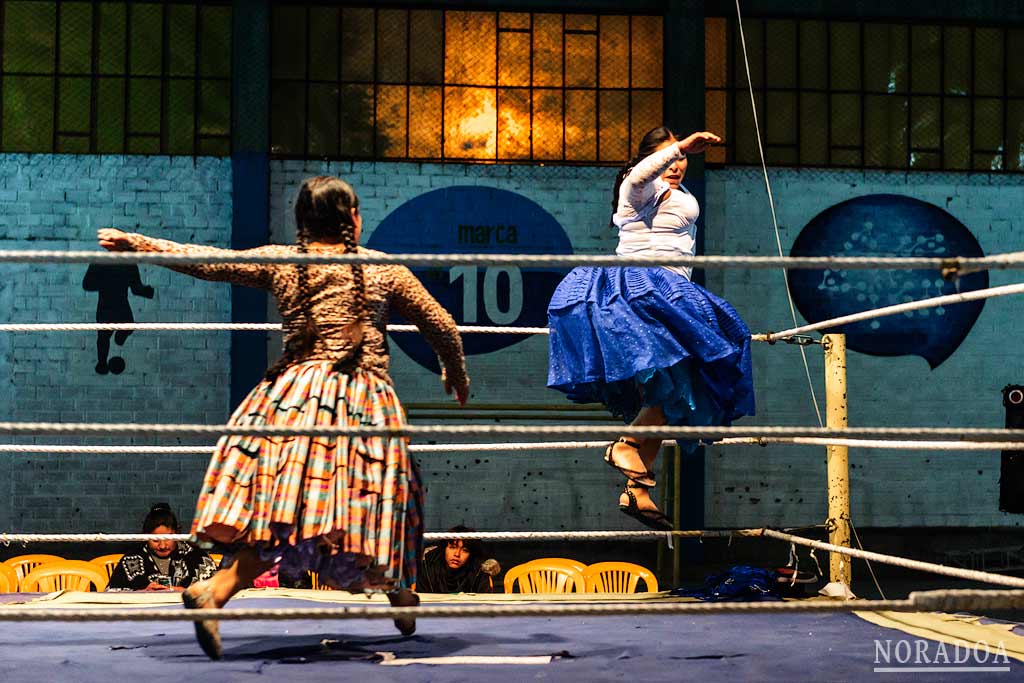 Cholitas Wrestling es un espectáculo de lucha libre femenino que se celebra en El Alto, Bolivia