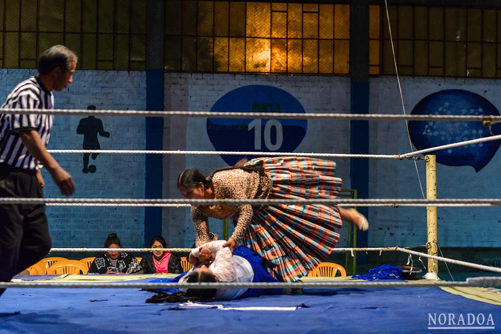 Cholitas Wrestling es un espectáculo de lucha libre femenino que se celebra en El Alto, Bolivia