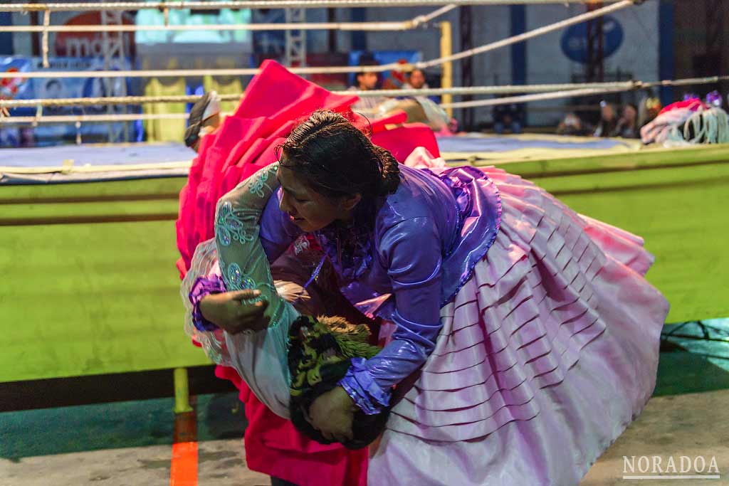 Cholitas Wrestling es un espectáculo de lucha libre femenino que se celebra en El Alto, Bolivia