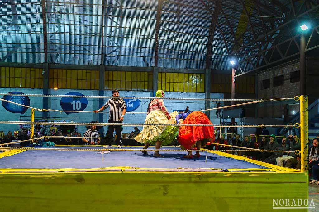 Cholitas Wrestling es un espectáculo de lucha libre femenino que se celebra en El Alto, Bolivia