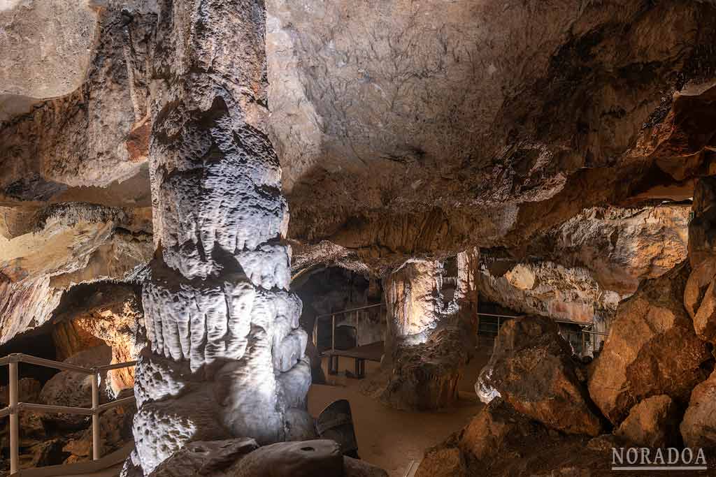 La Cova de s'Aigua (Cueva del Agua) se encuentra en Cala Blanca, Ciudadela
