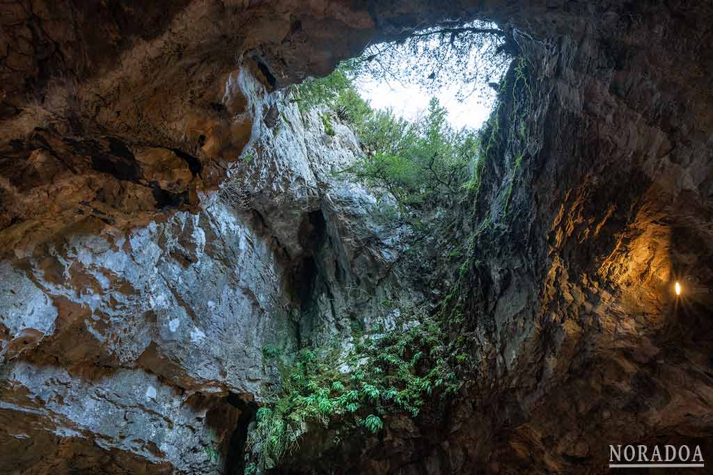 Chimenea de la gruta de las Güixas de Villanúa
