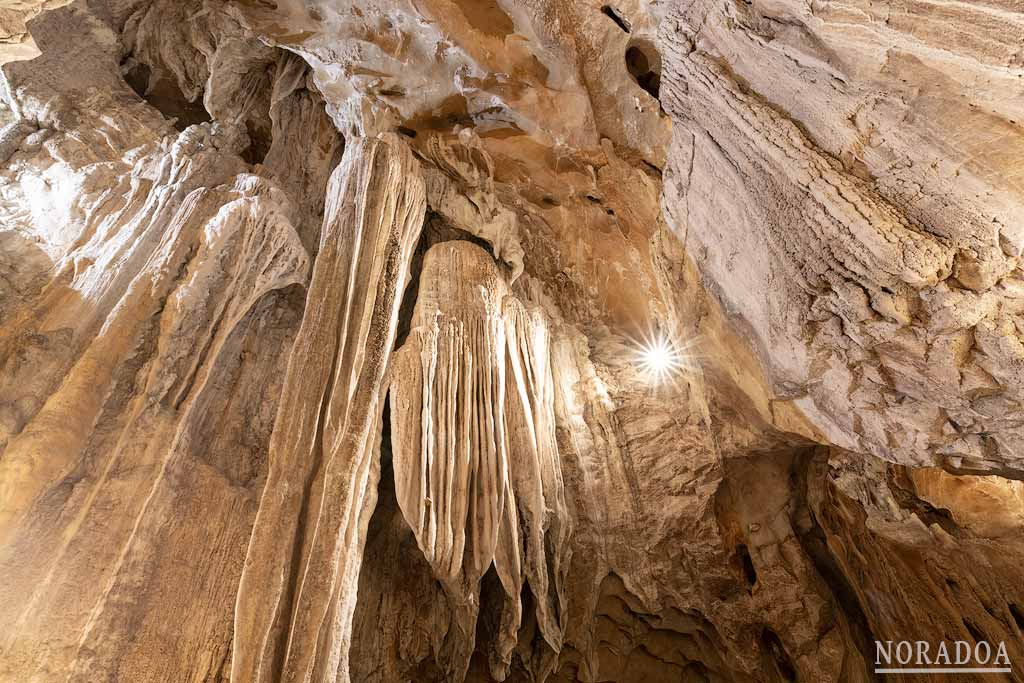 Estalactitas de "La Catedral" de las Güixas