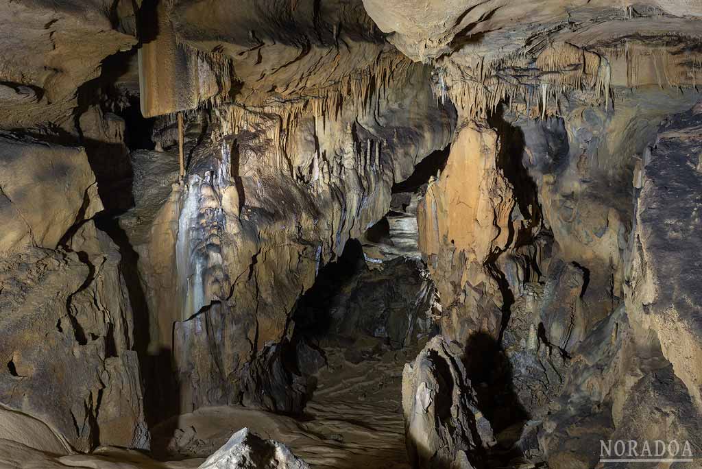 La cueva de Mairuelegorreta es la más conocida del parque natural del Gorbea