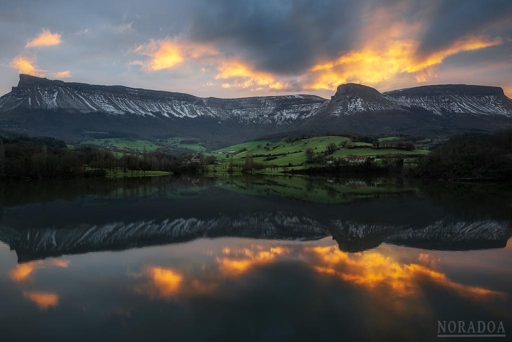 El sol se oculta por detrás de la sierra Salvada