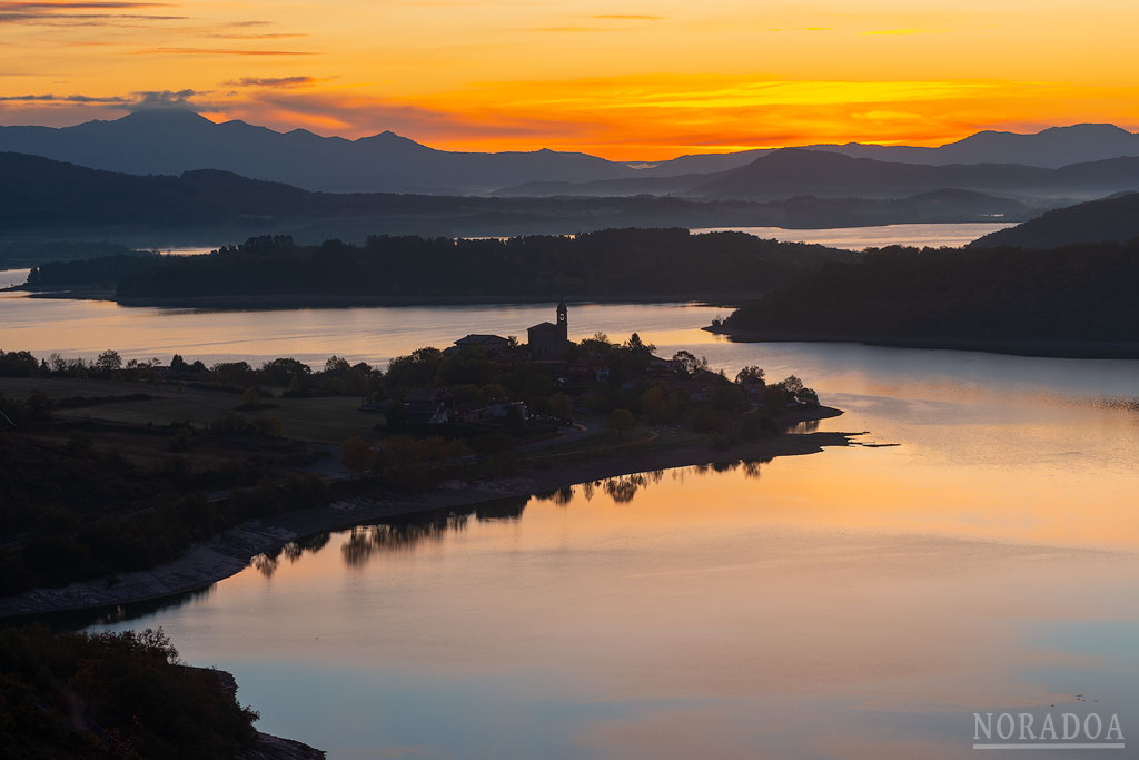 Embalse de Ullíbarri-Gamboa visto desde los alrededores del Alto de Urbina