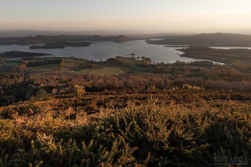 Embalse de Ullíbarri-Gamboa y parque provincial de Landa desde la subida al monte Galbarrain