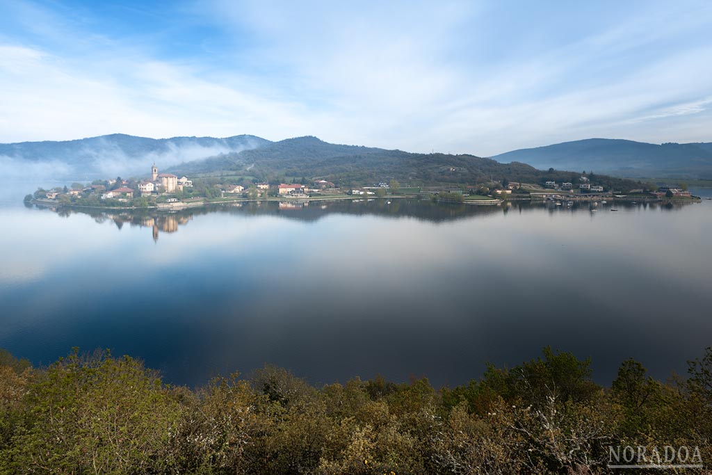 Pueblo de Ullíbarri-Gamboa visto desde la Punta de San Juan