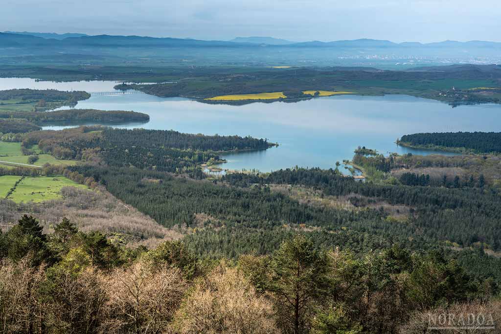 Embalse de Ullíbarri-Gamboa visto desde las proximidades de la ermita de Santa Marina en Marieta