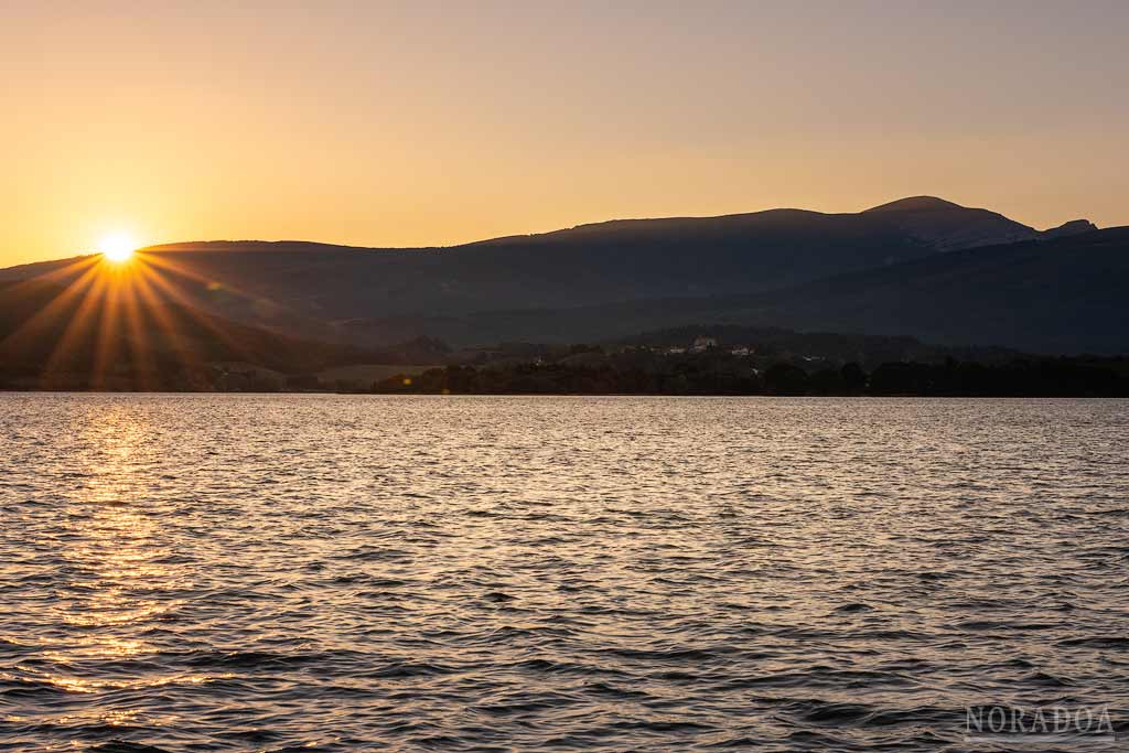 Embalse de Urrúnaga al atardecer con el monte Gorbea de fondo visto desde el área recreativa de Sorgimendi