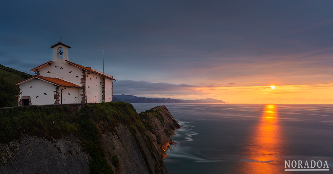 La ermita de San Telmo de Zumaia se hizo famosa por salir en la película "8 Apellidos Vascos"