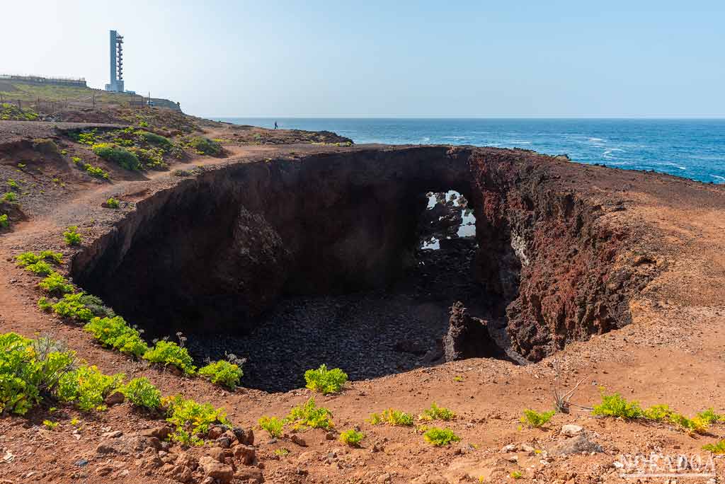 El Rayo de Buenavista Del Norte con el faro de fondo